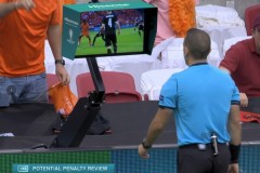 Hisense: Từ nhà tài trợ đến hỗ trợ kỹ thuật trong bóng đá