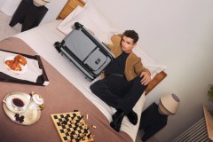 TAY ĐUA LANDO NORRIS ĐỒNG HÀNH CÙNG BỘ SƯU TẬP TURIN MỚI VÀ ALPHA X BIỂU TƯỢNG CỦA TUMI TRONG HÀNH TRÌNH QUANH BỜ BIỂN RIVIERA TẠI PHÁP