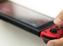 Trên tay máy chơi game Nintendo Switch phiên bản Mario Odyssey