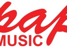 PAPmusic vừa công bố ca khúc mới "BREAKING PAPnews", tiếp tục mở rộng vũ trụ của thương hiệu thông qua sự kết hợp giữa thời trang, âm nhạc và văn hóa đại chúng siêu thực