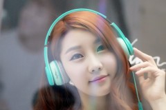 Người mẫu kute với headphone