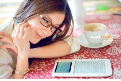 Thiếu nữ dễ thương cùng máy đọc sách