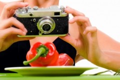 Chụp hình thức ăn để quyên góp cho trẻ em suy dinh dưỡng