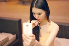 Người đẹp tự sướng bên smartphone