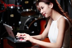 Hotgirl tạo dáng cùng phụ kiện Apple