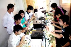 Thợ sửa điện thoại, nghề 'hot'
