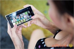 Ngắm điện thoại xperia bị người đẹp tra tấn dưới nước