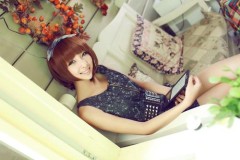 Hotgirl xinh đẹp bên máy đọc sách