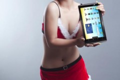 Bà già noel Trinh Phạm tươi trẻ cùng máy tính bảng Archos