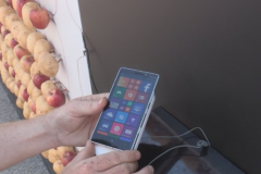 Công nghệ sạc pin Lumia 930 bằng táo và khoai tây