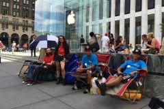 Hàng nghìn người xếp hàng chờ mua iPhone 6