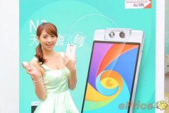 Người mẫu đọ dáng với điện thoại OPPO N3