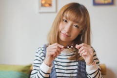 Người mẫu xinh xắn cùng tai nghe AH-101M