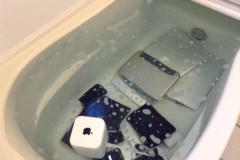 Trả thù bạn trai, thiếu nữ hạ thủy bộ sưu tập Apple của người yêu