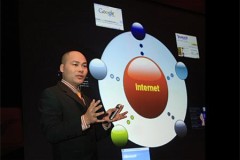 CEO Nguyễn Tử Quảng tái xuất giới thiệu Bphone