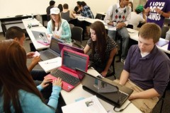 Đỏ mặt với sinh viên thản nhiên xem phim đen trong lớp