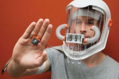 Người đàn ông này đã biết màu xanh màu đỏ có mùi gì