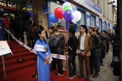 Nô nức xếp hàng trong ngày khai trương VinaPhone 088