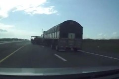 Xin vượt không thành, tài xế ô tô con gây tai nạn liên hoàn