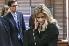 Nữ phóng viên khỏa thân bị quay lén được bồi thường 1.200 tỷ đồng