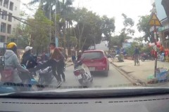 Va chạm giao thông, 2 thanh niên giải quyết bằng dao và điếu cày