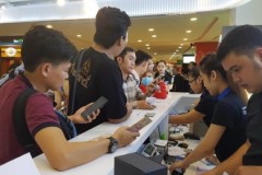 Galaxy S7 Edge đắt hàng trong ngày bán đầu tiên