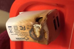 Cảnh báo sự cố cháy nổ khi sạc pin giá rẻ