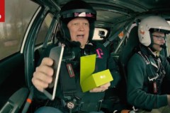 Mở hộp LG G5 nhanh nhất trên xe đua