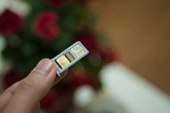Với phương pháp này S7 có thể lắp 2 SIM và thẻ nhớ cùng lúc