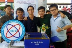 Nh&#243;m sinh vi&#234;n d&#249;ng đồ “ve chai” l&#224;m m&#225;y đ&#243;ng dấu tự động