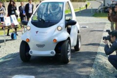 Phát triển xe điện không có ắc-quy, lấy điện từ mặt đường