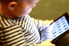 Những nguy hiểm rình rập khi dỗ con bằng các thiết bị điện thoại, iPad
