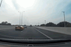 Bộ đôi Lamborghini bị xe khách cho “hít khói” trên cao tốc tại Viêt Nam