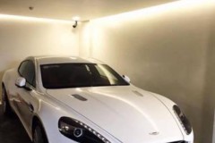 Nữ chủ nhân xinh đẹp 23 tuổi sở hữu siêu xe Aston Martin Rapide S biển trắng