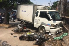 Xe tải lao sang đường cuốn người đi xe máy tại TP.HCM