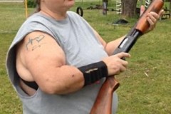 Tức giận mẹ dùng súng bắn nát iPhone 5c của con gái