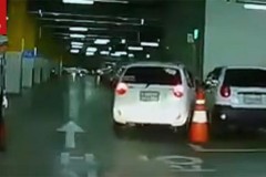 [VIDEO] Nữ tài xế Hàn Quốc gây tai nạn ngay khi vào bãi đậu xe