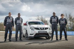 Khi ngôi sao Manchester City trở thành tay đua Nissan