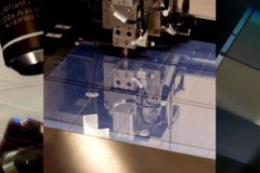 Sạc pin bằng màn hình dưới ánh nắng mặt trời