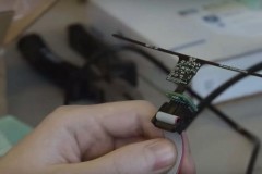 Máy tính đã nhỏ bằng ngón tay, chạy bằng năng lượng sóng vô tuyến