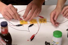 Video: Các kỹ sư vừa tạo ra thiết bị điện tử ăn được, vị giống phô mai