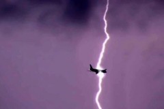 Video: Khoảnh khắc kinh hoàng máy bay trúng sét giữa trời