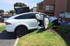 Tesla Model X bị "cáo buộc" có lỗi trong hệ thống bán tự trị, gây tai nạn