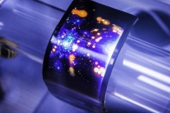 Lenovo trình diễn chiếc smartphone uốn cong có thể đeo như đồng hồ