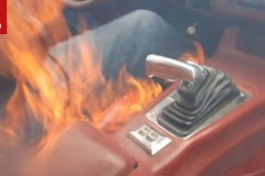 [VIDEO] Chevrolet Camaro thế hệ thứ 2 bất ngờ bốc cháy từ khoang cabin