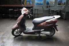 [Video] Cách vệ sinh lớp keo dán bảo vệ xe máy đã bị chai