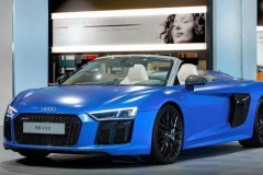 Audi R8 Spyder 2018 màu xanh dương rực rỡ trong showroom