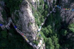 Hàng trăm lều trại qua đêm giữa lưng chừng núi 1.000 m