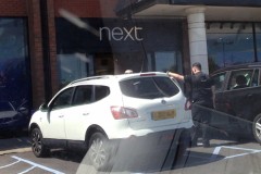 Cảnh sát Anh giải cứu đứa trẻ bị mẹ nhốt trong xe hơi giữa trời nắng