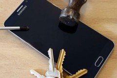 Hỏi ngu: Tại sao kính cường lực trên smartphone lại 'sợ' cát?